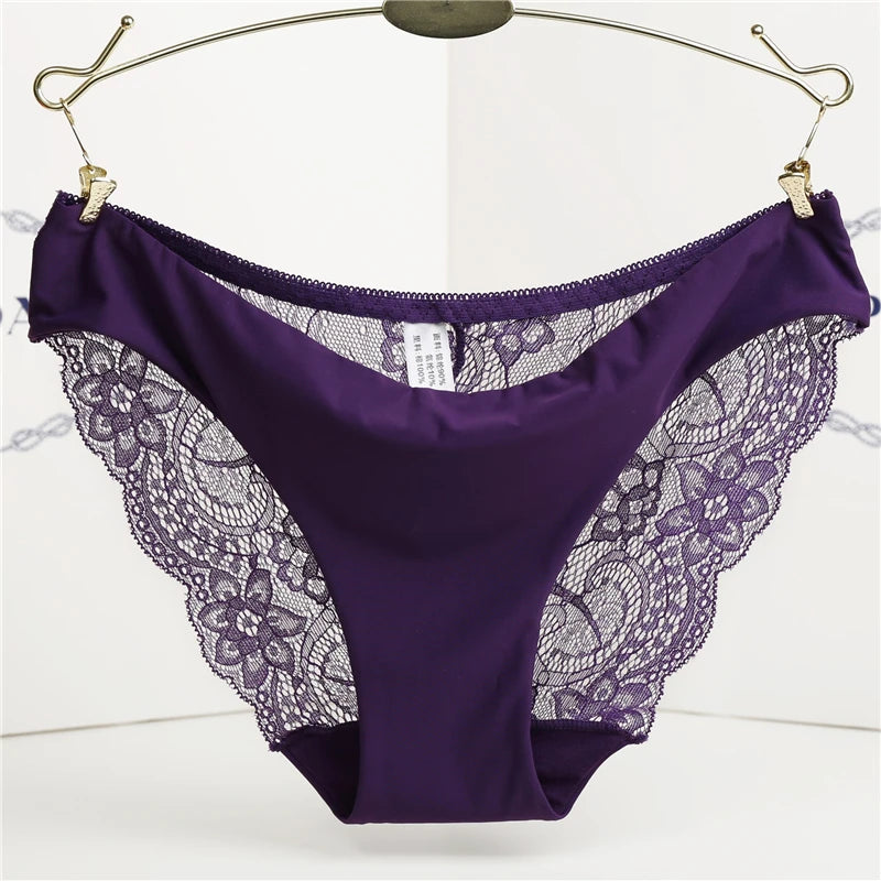 Lace and Comfort: Women's Seamless Breathable Briefs